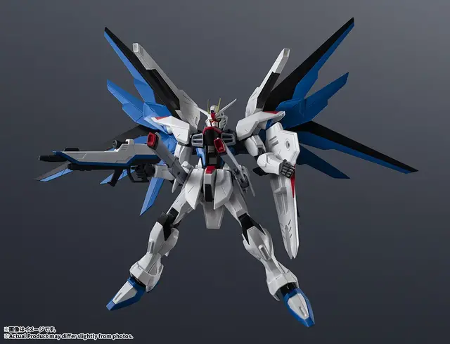 フリーダム、シャア専用ザクIIらが躍動感あるポーズで決まる！可動フィギュア「GUNDAM UNIVERSE」より3機がリニューアル
