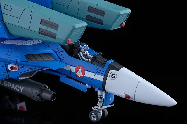 「超時空要塞マクロス」銀河最強夫婦が搭乗する「VF-1Jファイターバルキリー」をセットでプラモ化！大気圏外仕様パイロットスーツフィギュアなど付属