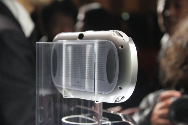 「NGP」を間近でチェック! カラーは2種類～ゲームカードも