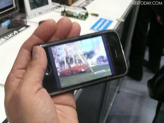 3D変換フィルムをiPhone3G／3GSに張り付けて、3D立体コンテンツを視聴できる 3D変換フィルムをiPhone3G／3GSに張り付けて、3D立体コンテンツを視聴できる