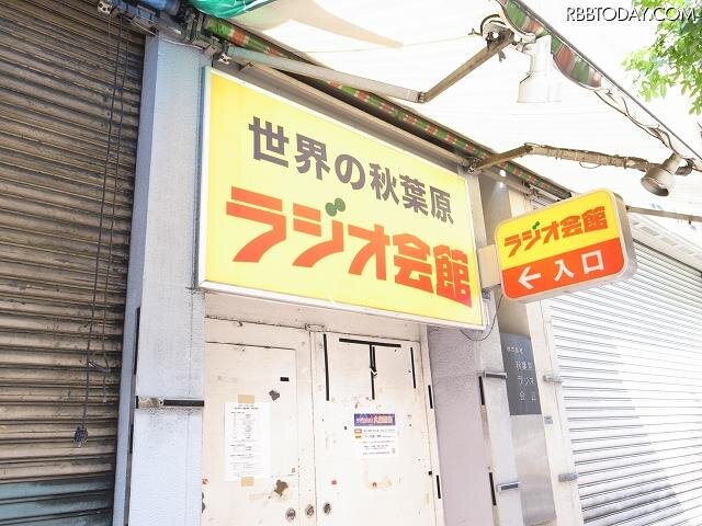 裏口（万世橋警察署側）は閉鎖されたまま