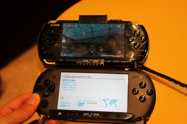 【gamescom 2011】Wi-Fiが省かれ軽量化された新型PSPを間近でチェック 