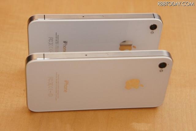 周辺を囲む金属バンドは2つの部品で構成されていたが、iPhone 4Sでは4つの部品で構成されている