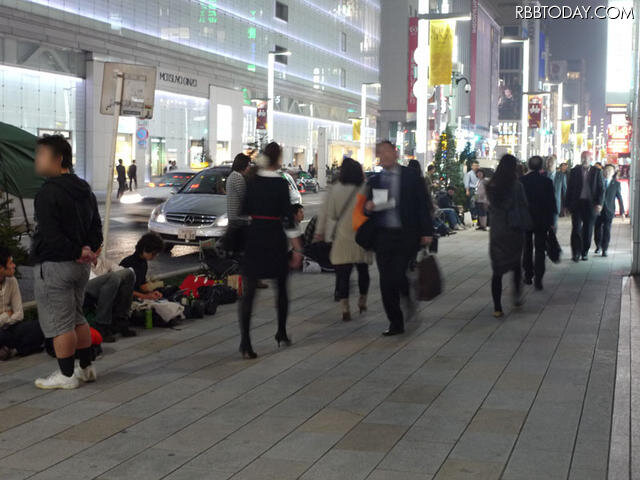 13日の20時時点では104名の行列ができているという（アップルストア銀座店）