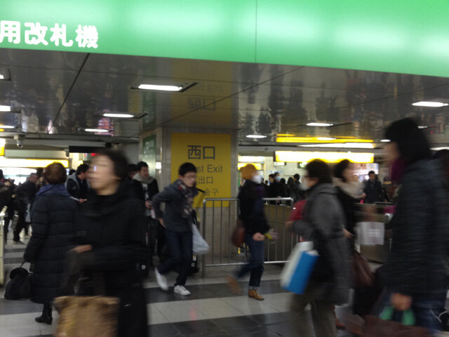 新宿駅西口・東口ともにまずまずのすれちがい数でした