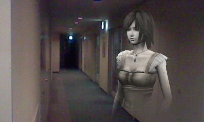 誰もいない夜の廊下に女性の影が・・・