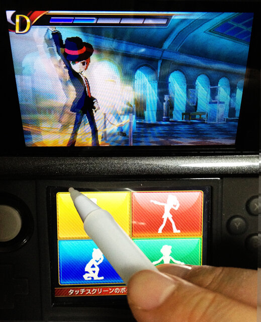 彫刻と同じポーズをとって監視の目をごまかします