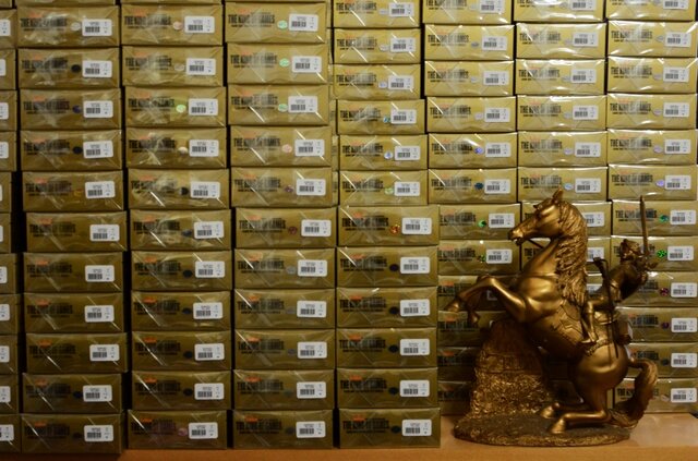 黄金に輝くパッケージの山（手間のリンクにも注目！）