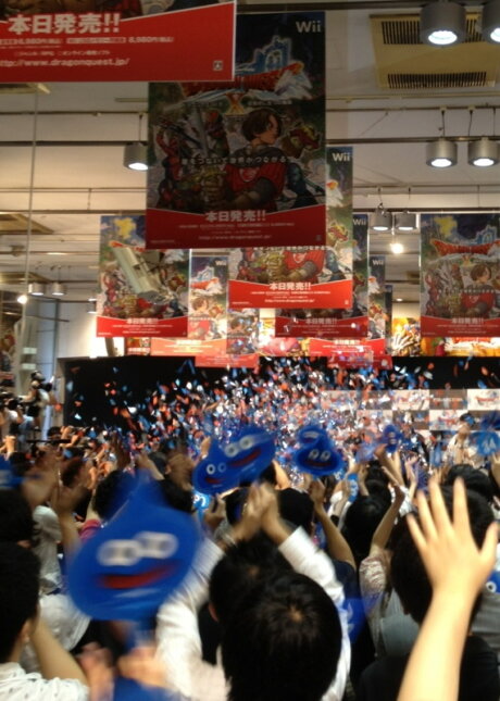【ドラクエX発売】渋谷TSUTAYAでは100人がカウントダウン 