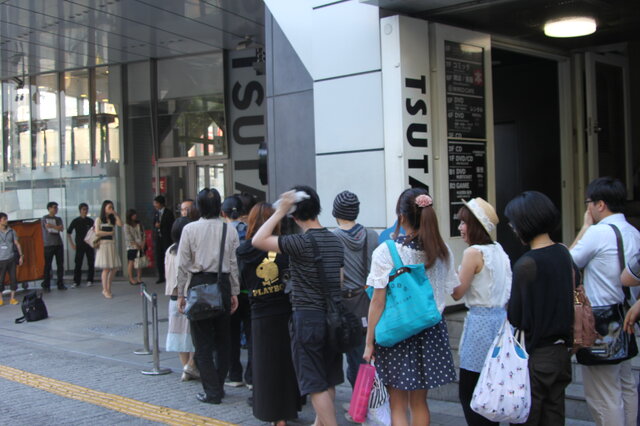 【ドラクエX発売】渋谷TSUTAYAでは100人がカウントダウン 