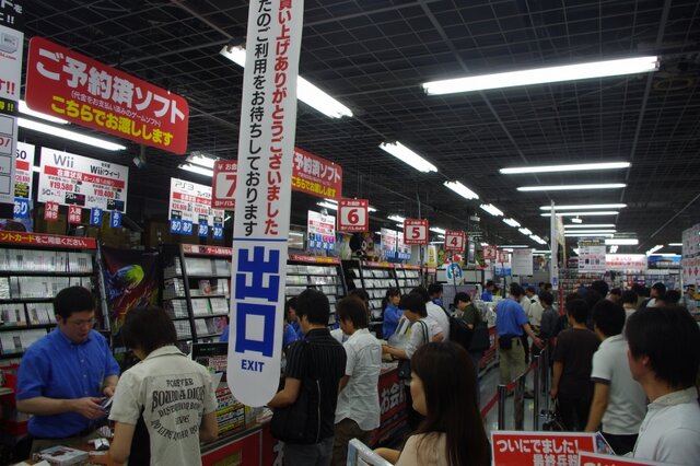 【ドラクエX発売】ヨドバシAkibaでは100人以上の行列