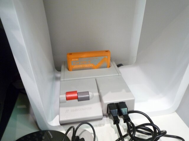 ニューファミコンが刺さってますね