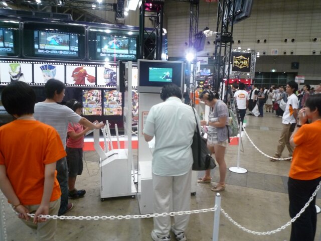 【キャラホビ2012】バンダイナムコは新作ゲームを多数展示 ― 『TIGER & BUNNY』宣伝バスも登場