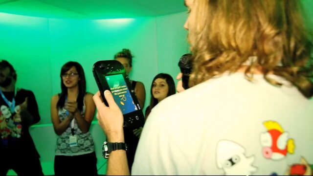 『SiNG』ではマイクを片手に歌いながら歌詞を確認できる