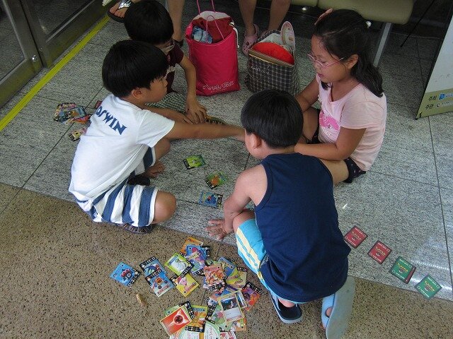 会場の隅ではTGCを遊ぶ子供たちの姿も