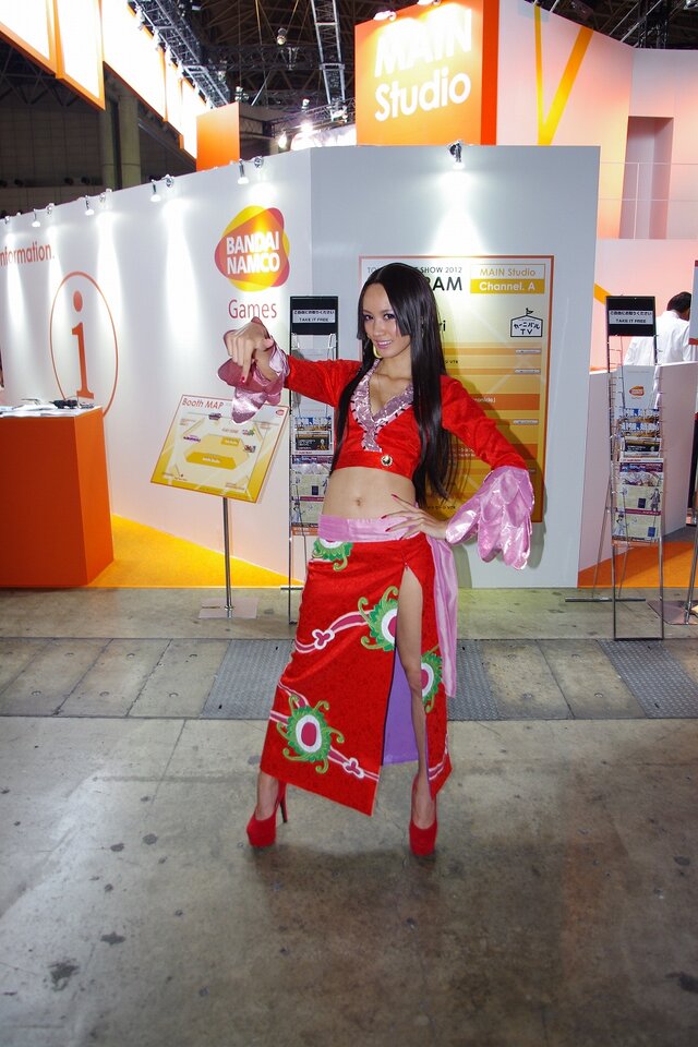 【TGS 2012】ハンコックの「メロメロ甘風」で思わず石化・・・バンナムブースの美人コンパニオンをフォトレポート