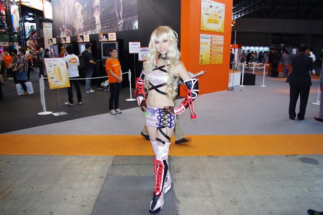 【TGS 2012】ハンコックの「メロメロ甘風」で思わず石化・・・バンナムブースの美人コンパニオンをフォトレポート