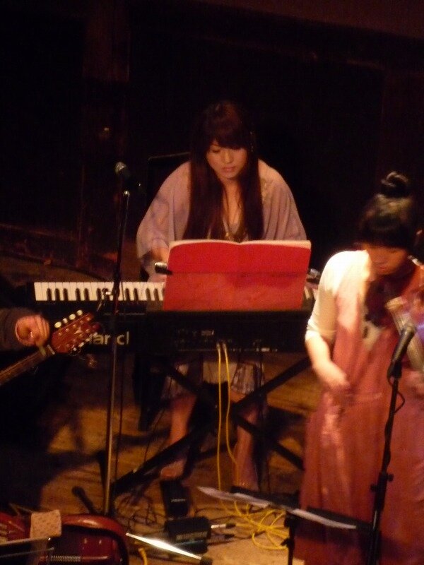 鈴華ゆう子氏（中央）