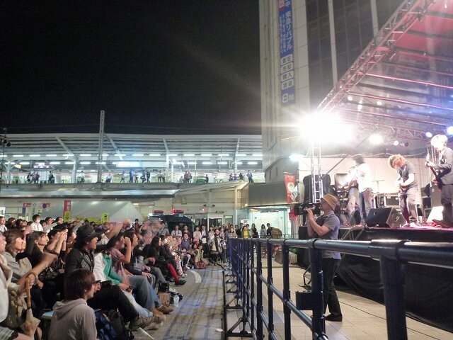 植松伸夫氏のバンドEBPとウダーの演奏が響いた！“自由が丘女神まつり”ライブレポート