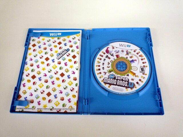 『New スーパーマリオブラザーズU』のディスクと説明書