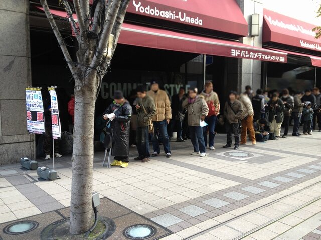 【Wii U発売】大阪梅田では予約組含め70～80人程の行列！親子連れの姿も