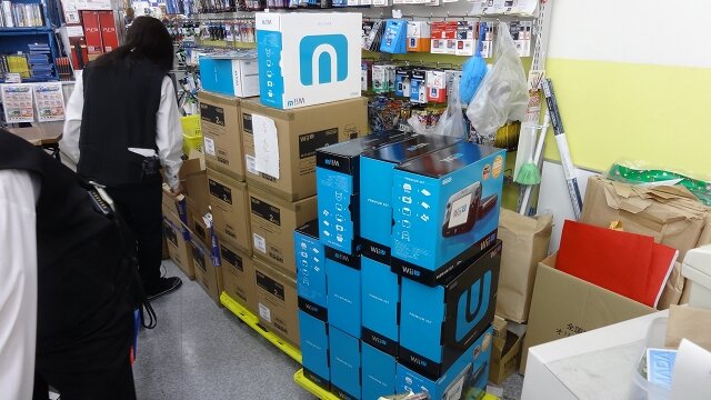 レジの後ろに山積みのWii U