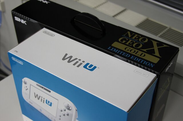 Wii Uの箱と比べるとその大きさは一目瞭然