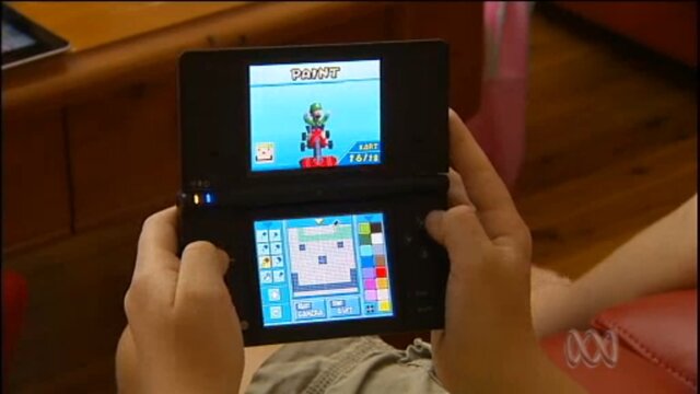 3DSで遊ぶ子ども