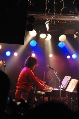 坂本氏と一緒にファンが屈伸する一幕も