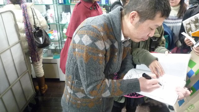 会場の様子を眺めていた竹下氏にサインを求めるファンもいました