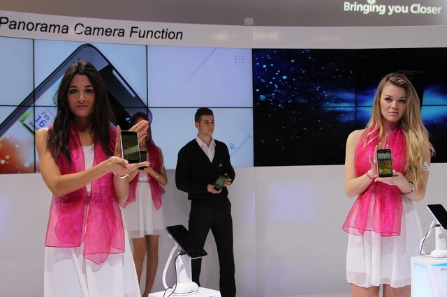 【MWC 2013】美人コンパニオンが紹介、ZTEの最新スマートフォン&タブレット