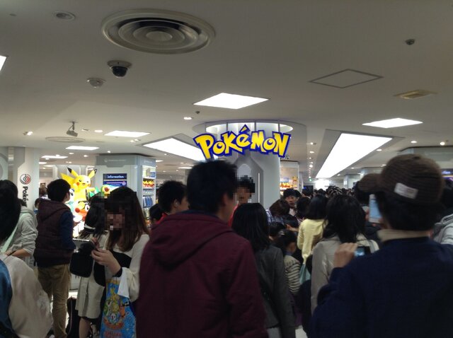 店舗入口は大混雑