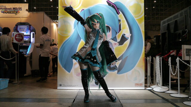 セガの初音ミクは常に人だかりが出来ていました。