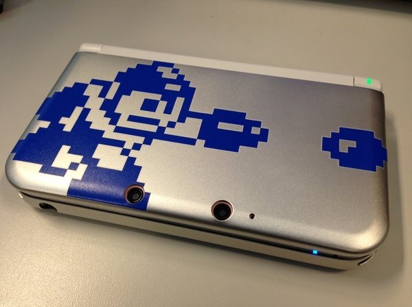 8bitのロックマンを大胆にあしらったクールなデザイン