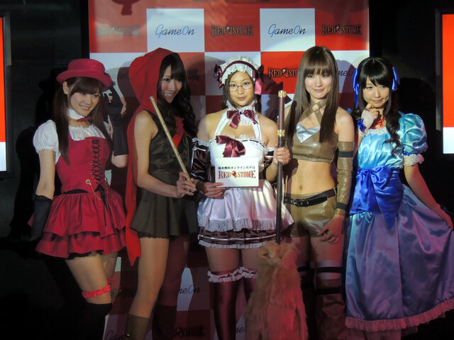 美しい谷間に思わずドキッ！佐山彩香さんら美女が登場した『RED STONE』カンファレンスの模様を写真でチェック