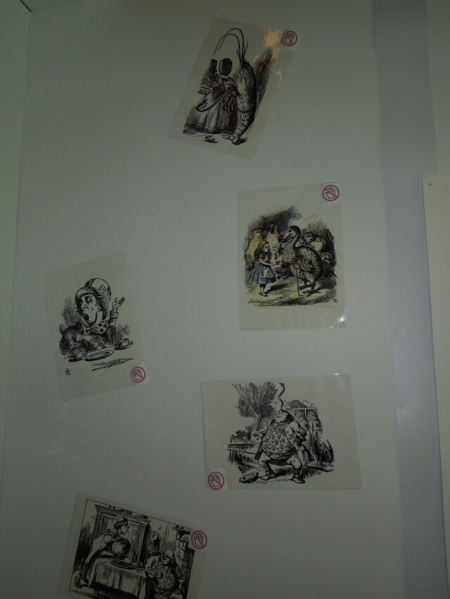 至る所に貼ってあります