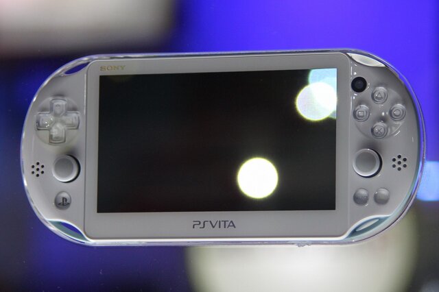 【東京ゲームショウ2013】薄く、そして軽く、ポップに、新型PS Vitaをチェックに