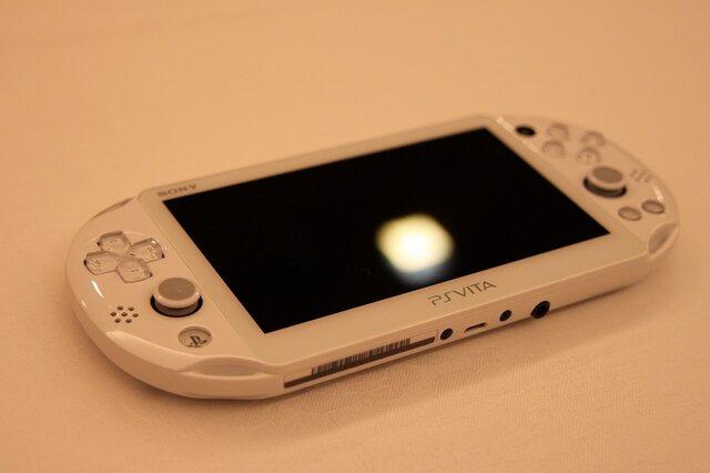 【東京ゲームショウ2013】薄く、そして軽く、ポップに、新型PS Vitaをチェックに