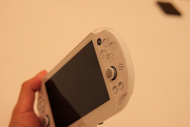 【東京ゲームショウ2013】薄く、そして軽く、ポップに、新型PS Vitaをチェックに