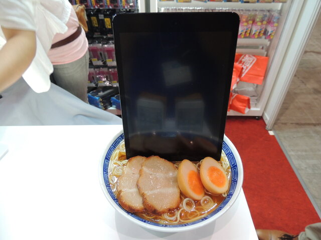 【東京ゲームショウ2013】長ネギ・ソーセージ・お弁当・エッグトースト・・・時代の最先端をいくiPhoneケースが販売中