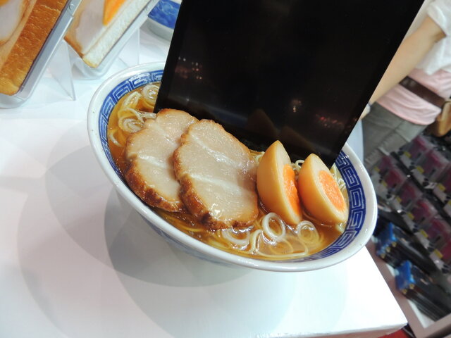 【東京ゲームショウ2013】長ネギ・ソーセージ・お弁当・エッグトースト・・・時代の最先端をいくiPhoneケースが販売中