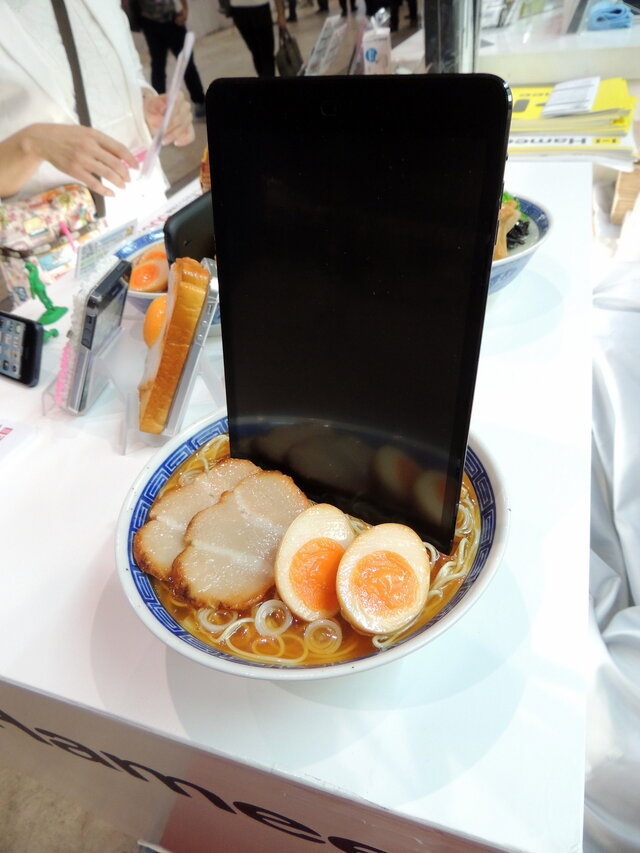 【東京ゲームショウ2013】長ネギ・ソーセージ・お弁当・エッグトースト・・・時代の最先端をいくiPhoneケースが販売中