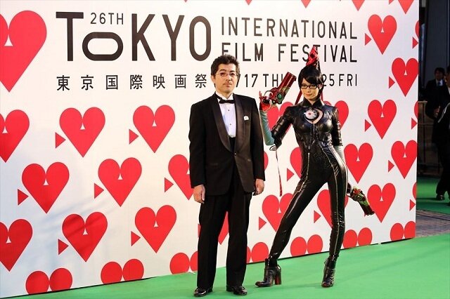 東京国際映画祭にリアル“ベヨネッタ”が舞い降りた　グリーンカーペットに木崎監督＆BAYONETTA