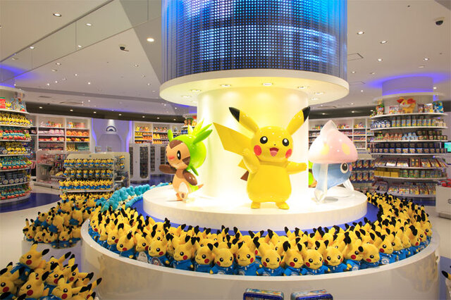 店内中央には、ポケモンセンタートウキョーベイのロゴを飾る3匹が