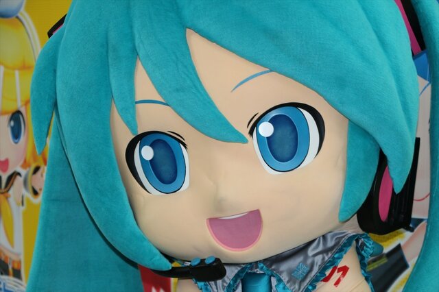 『初音ミク Project mirai 2』体験会はミクダヨー降臨でアイドル撮影会に!?『ぷよぷよ』とのコラボ経緯からビッグエコーとのコラボルーム視察レポート