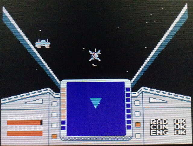 コクピット視点の「コンバットモード」に切り替えると、敵と近接戦闘したり補給を受けることができます