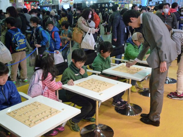 プロ棋士が子供達に将棋を直接指導