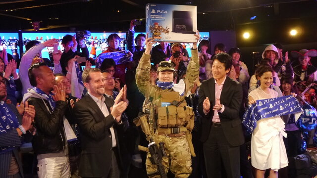 【PS4発売特集】日本購入者第1号はネコミさん ― SCE社長が本体を手渡し