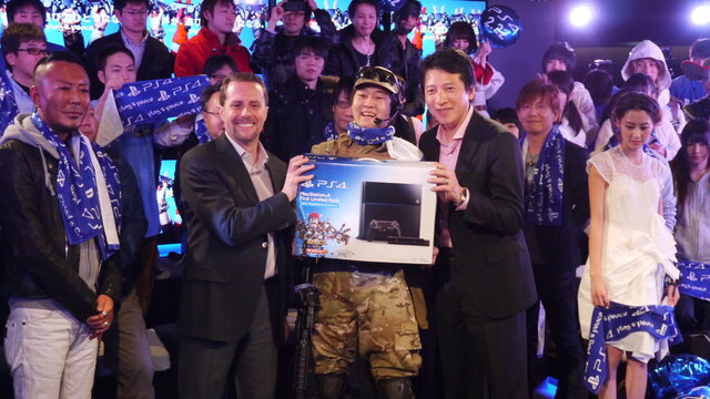 【PS4発売特集】日本購入者第1号はネコミさん ― SCE社長が本体を手渡し