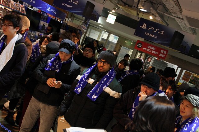 【PS4発売特集】たくさんの笑顔がここに集まりました　― 渋谷量販店でも7時から販売スタート！70人のユーザーが全員でカウントダウン